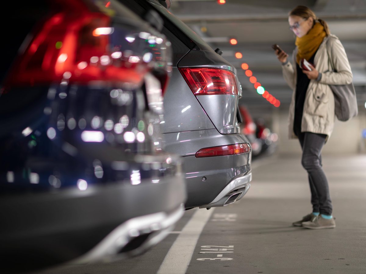 Frau im Parkhaus vor einem Auto