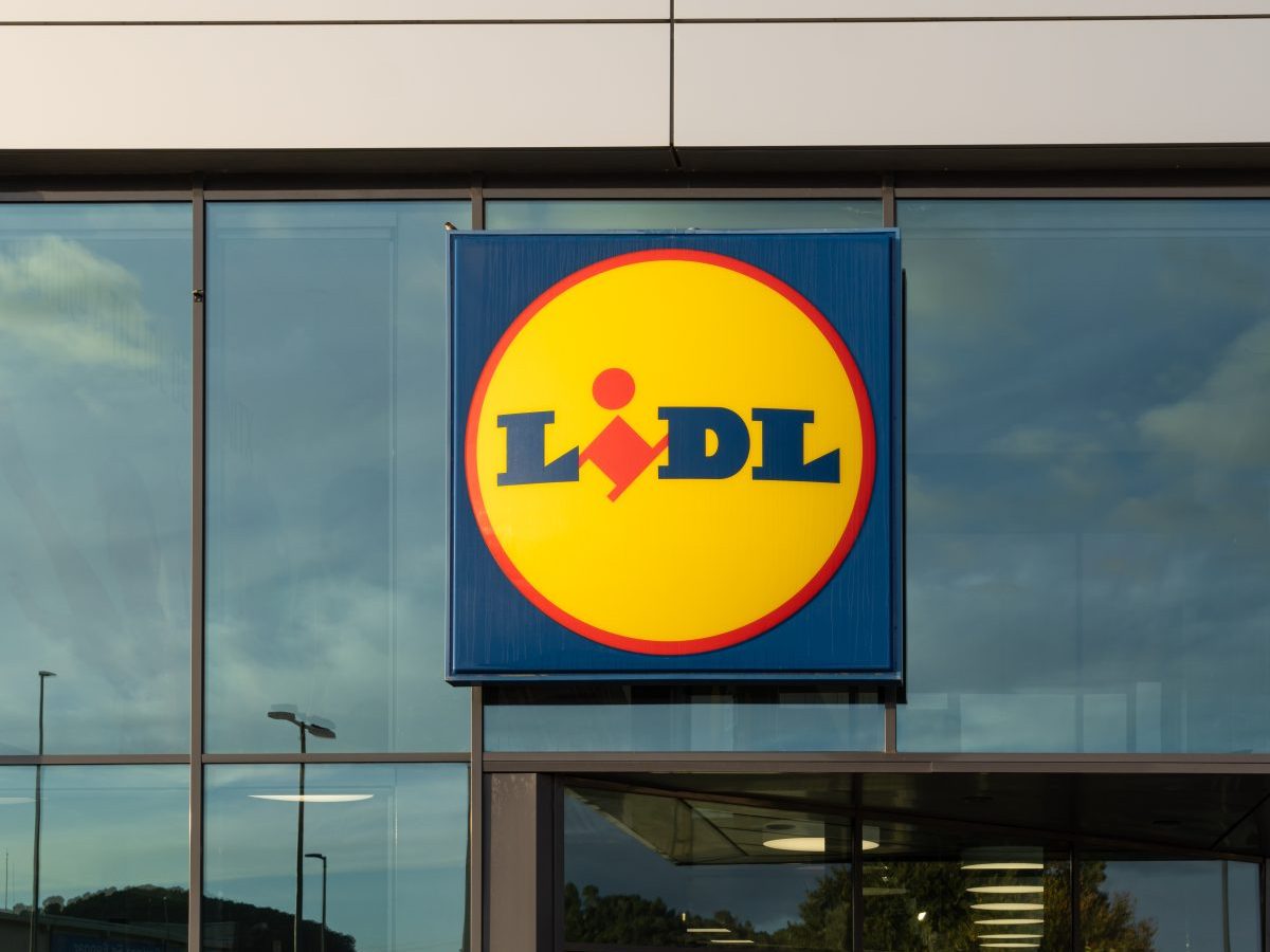 Lidl auf Mallorca. Hier gehen auch viele Menschen in ihrem Urlaub auf Mallorca einkaufen.