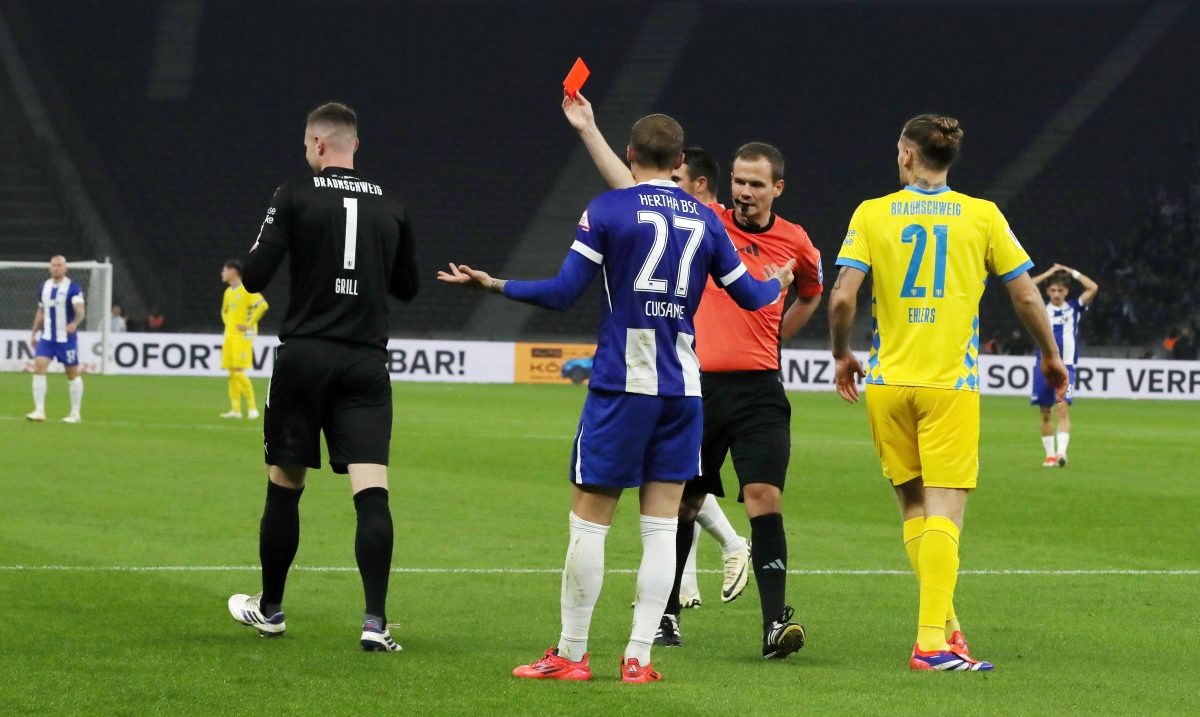 Lennart Grill flog bei Hertha BSC Berlin gegen Eintracht Braunschweig vom Feld.