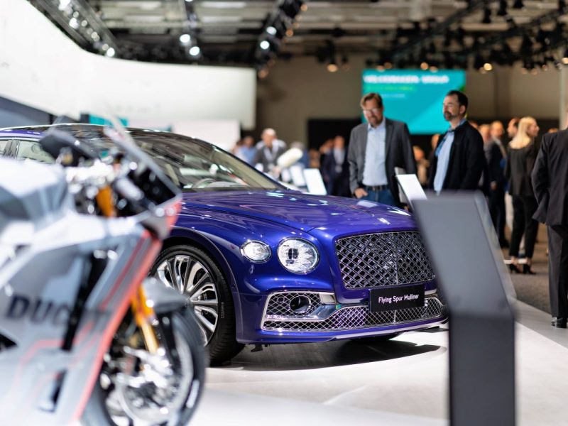 Die Luxustochter von VW wartet wohl doch noch länger auf den Absprung in Richtung E-Mobilität. Erst muss die Nachfrage da sein.