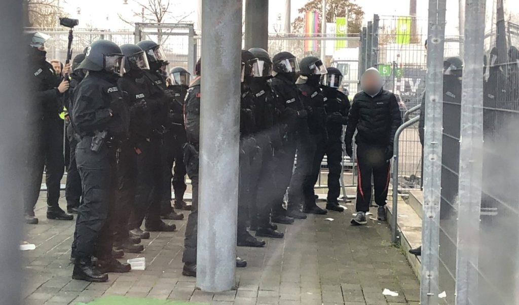 Massiver Einsatz von Polizei und Ordnern gegen Unionfans am Einlass vor dem Spiel in Wolfsburg.