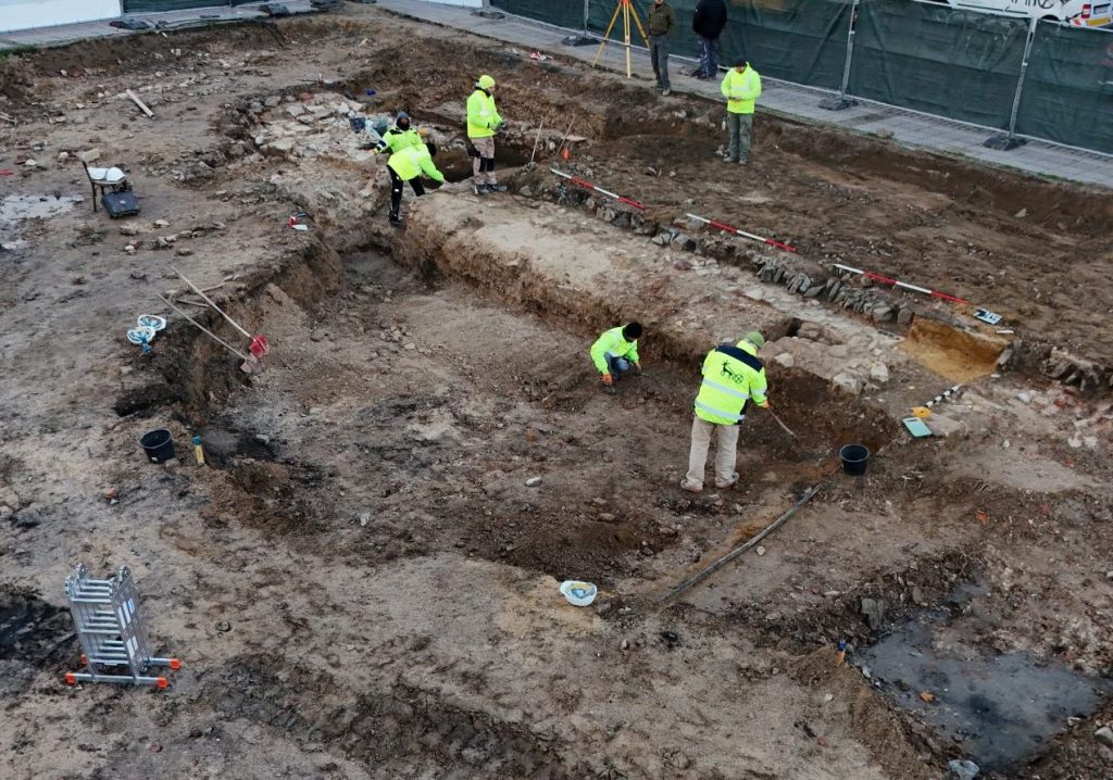 Das Grabungsteam legt nach und nach per Handschachtung eine Mauer frei. Es handelt sich dabei aller Wahrscheinlichkeit nach um Mauerwerk sowie Fundamente der historischen Oper am Hagenmarkt.