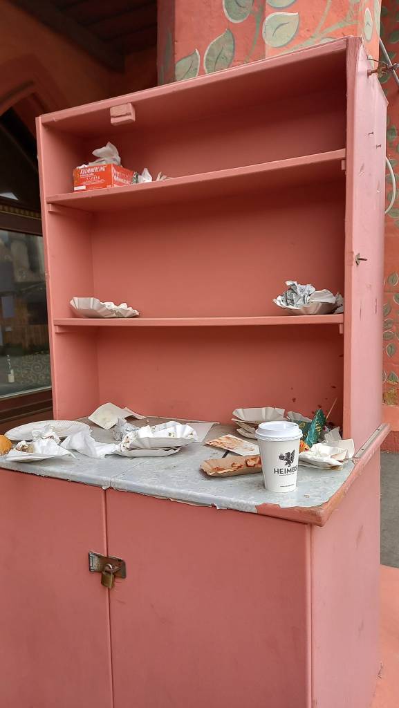 Eine Facebook-Userin hat sich über den Müll auf dem Weihnachtsmarkt in Goslar beschwert.