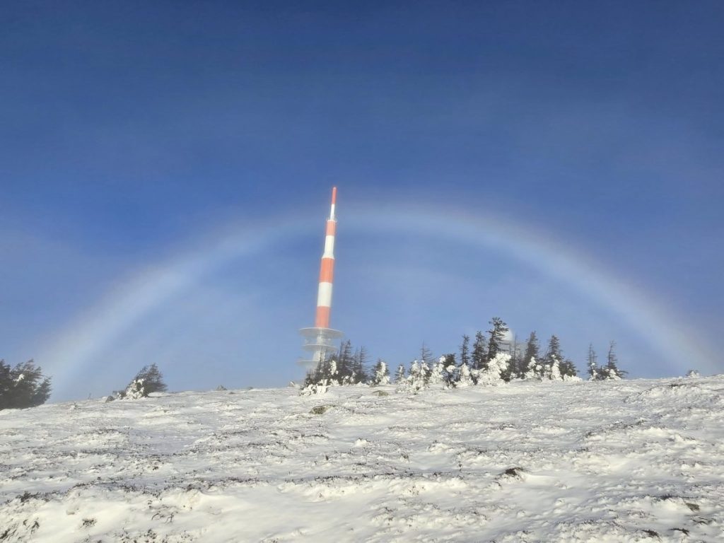 Was für ein Anblick über dem Brocken. Mit diesem Nebelbogen wurden viele Touristen an Weihnachten beschenkt. 