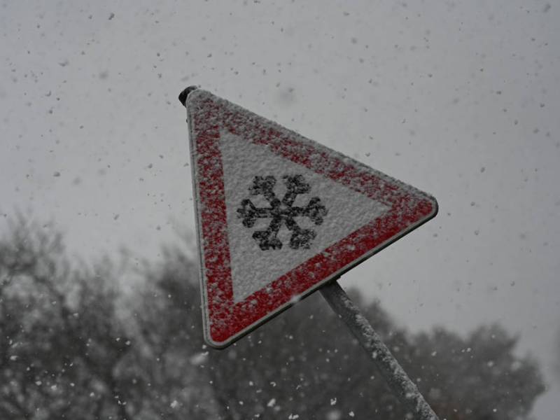 Warnschild-Schneefall kippt