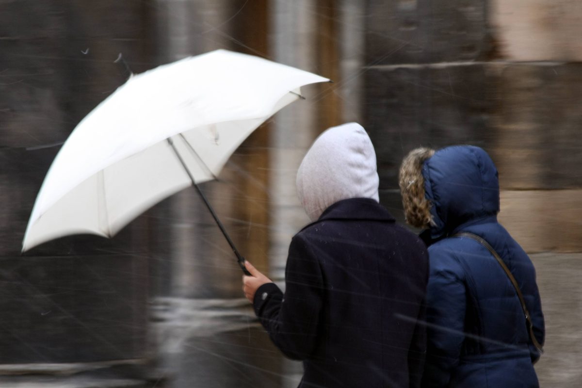 Frau mit Regenschirm