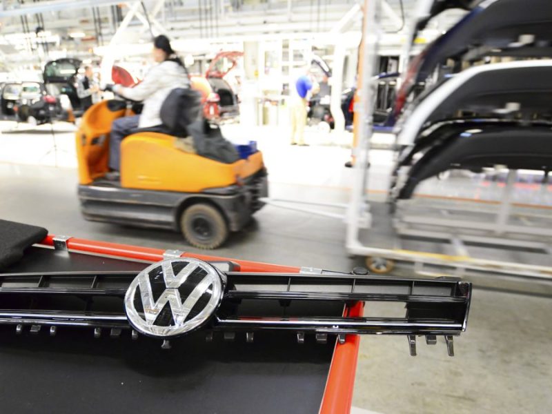 VW-SparplÃ¤ne: Experten schlagen Alarm â€“ Tausende ArbeitsplÃ¤tze bald weg? â€žSchlange vor ArbeitsÃ¤mterâ€œ
