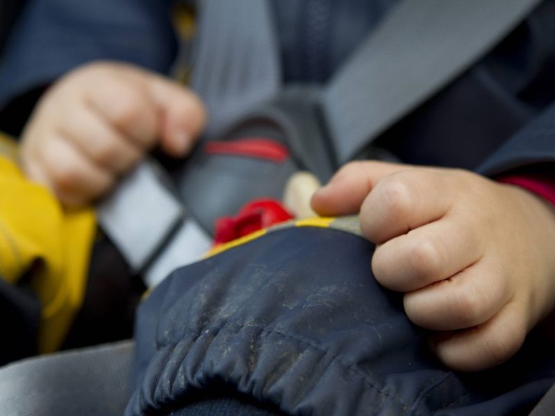 Gifhorn: Kind im Auto eingesperrt â€“ am Ende muss die Scheibe dran glauben