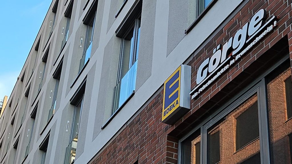 Das Logo einer Edeka-Filiale an einer Hausfassade in Braunschweig.