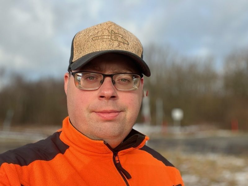 Garten- und Landschaftspfleger Florian Wondra aus Gifhorn lächelt in die Kamera