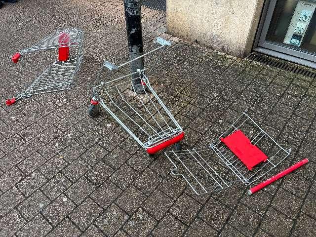 Diese Einkaufswagen flog in Wolfsburg ein paar Meter nach unten.