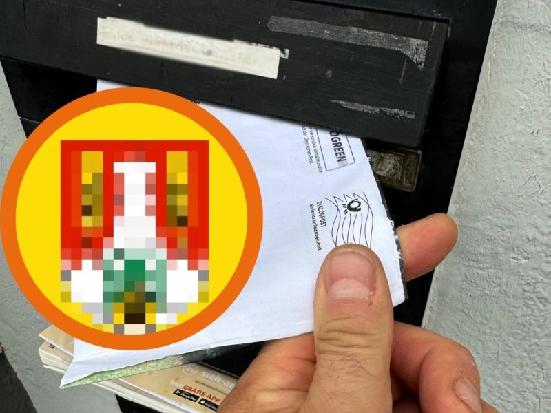 Postbote wirft Brief in einen Briefkasten, Salzgitter Wappen