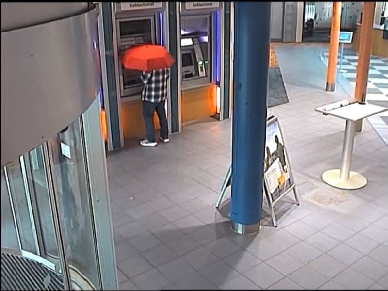 Tatverdächtiger bei der Tatausführung