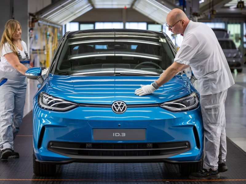 Elektrofahrzeuge VW ID3 werden in einer Montagehalle der Volkswagen Sachsen GmbH in Zwickau montiert. (Archivbild)