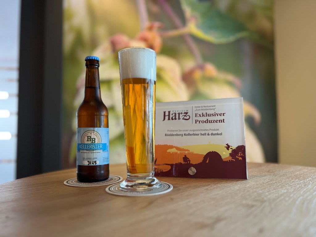 Bierglas und Bierflasche des Röddenberg Kellerbiers 