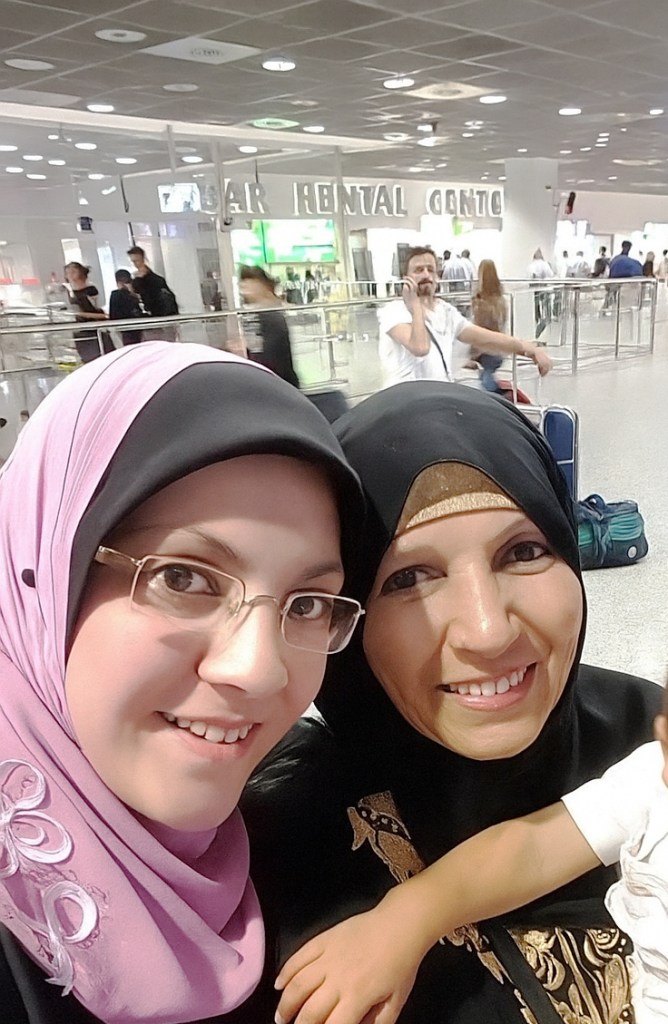 Najla Abuhamad kämpft um das Leben ihrer schwerkranken Mutter in Gaza. 