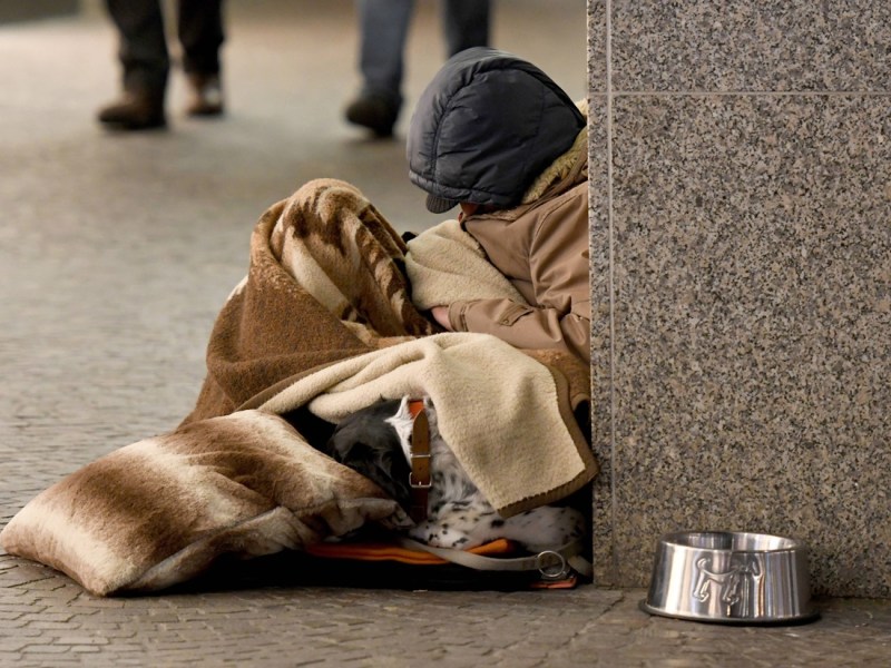 „Ich hab was richtig Blödes geglaubt!“ – Influencerin packt über Obdachlose aus.
